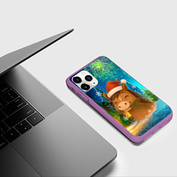 Чехол iPhone 11 Pro матовый Новогодняя лошадка жует елочные ветки, цвет: 3D-фиолетовый — фото 2