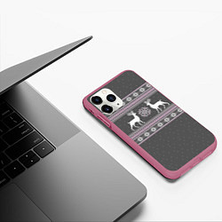 Чехол iPhone 11 Pro матовый Узор с оленями, цвет: 3D-малиновый — фото 2