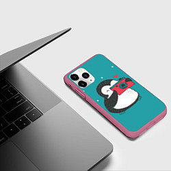 Чехол iPhone 11 Pro матовый Пингвин с фотоаппаратом, цвет: 3D-малиновый — фото 2