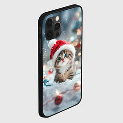 Чехол для iPhone 12 Pro Max Маленький котенок и елочные игрушки, цвет: 3D-черный — фото 2