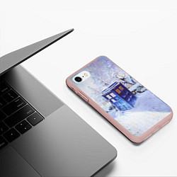 Чехол iPhone 7/8 матовый ТАРДИС В СНЕГУ, цвет: 3D-светло-розовый — фото 2