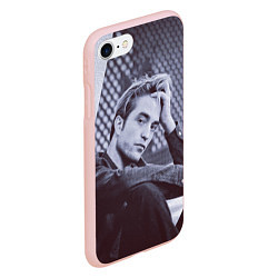 Чехол iPhone 7/8 матовый Роберт Паттинсон, цвет: 3D-светло-розовый — фото 2