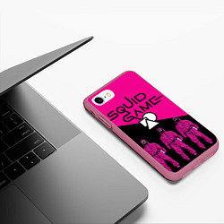Чехол iPhone 7/8 матовый Игра в Кальмара-Стражи, цвет: 3D-малиновый — фото 2