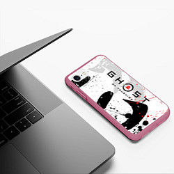Чехол iPhone 7/8 матовый GHOST OF TSUSHIMA ПРИЗРАК ЦУСИМЫ БЕЛЫЙ, цвет: 3D-малиновый — фото 2
