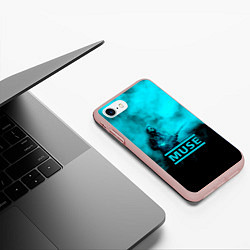 Чехол iPhone 7/8 матовый Мэттью Беллами бирюзовый туман Muse, цвет: 3D-светло-розовый — фото 2