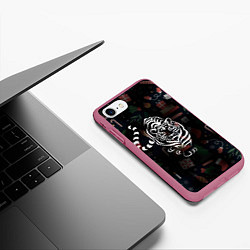 Чехол iPhone 7/8 матовый Новый год 2022 тигр, цвет: 3D-малиновый — фото 2