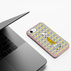 Чехол iPhone 7/8 матовый Милая жирафа в шарфе, цвет: 3D-светло-розовый — фото 2