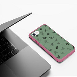 Чехол iPhone 7/8 матовый Цветочки и бабочки на зеленом фоне, цвет: 3D-малиновый — фото 2