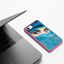 Чехол iPhone 7/8 матовый Синеглазая девушка в хиджабе, цвет: 3D-малиновый — фото 2