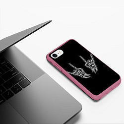 Чехол iPhone 7/8 матовый Скелет кости руки skeleton, цвет: 3D-малиновый — фото 2