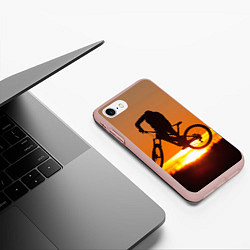 Чехол iPhone 7/8 матовый Велосипедист на закате, цвет: 3D-светло-розовый — фото 2