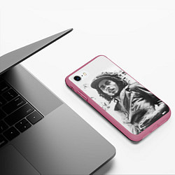 Чехол iPhone 7/8 матовый Молодой Боб Марли, цвет: 3D-малиновый — фото 2