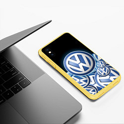 Чехол iPhone XS Max матовый Volkswagen Большое лого паттерн, цвет: 3D-желтый — фото 2