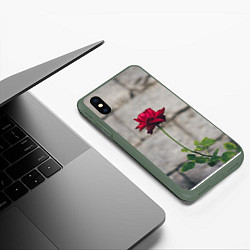 Чехол iPhone XS Max матовый Роза на фоне серой стены, цвет: 3D-темно-зеленый — фото 2