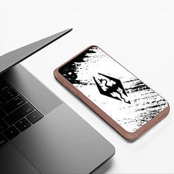 Чехол iPhone XS Max матовый The Elder Scrolls чёрно белые краски, цвет: 3D-коричневый — фото 2