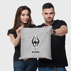 Подушка квадратная Символ Skyrim на светлом фоне с полосами, цвет: 3D-принт — фото 2