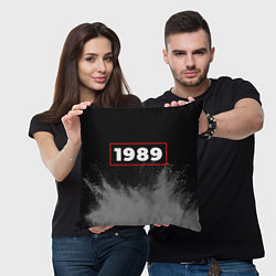 Подушка квадратная 1989 - в красной рамке на темном, цвет: 3D-принт — фото 2