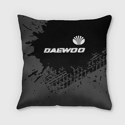 Подушка квадратная Daewoo speed на темном фоне со следами шин: символ, цвет: 3D-принт
