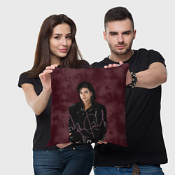 Подушка квадратная Michael Jackson на бордовом фоне, цвет: 3D-принт — фото 2