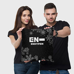 Подушка квадратная Снежный Enhypen, цвет: 3D-принт — фото 2