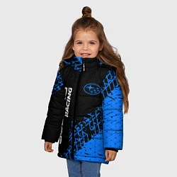 Куртка зимняя для девочки СУБАРУ Racing Следы, цвет: 3D-черный — фото 2
