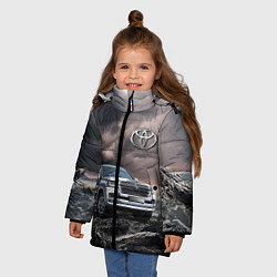 Куртка зимняя для девочки Toyota Land Cruiser 200 среди скал, цвет: 3D-черный — фото 2