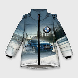 Куртка зимняя для девочки Крутая бэха мчится по лесной дороге, цвет: 3D-светло-серый