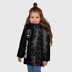 Куртка зимняя для девочки Saab speed на темном фоне со следами шин: по-верти, цвет: 3D-черный — фото 2