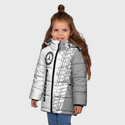 Куртка зимняя для девочки Mercedes speed на светлом фоне со следами шин: по-, цвет: 3D-черный — фото 2