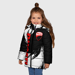 Куртка зимняя для девочки Ducati - мазки краски, цвет: 3D-черный — фото 2