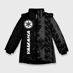 Зимняя куртка для девочки Yamaha speed на темном фоне со следами шин: по-вер