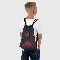 Рюкзак-мешок Красный Символ Skyrim на темном фоне со стрелками, цвет: 3D-принт — фото 2