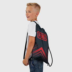 Рюкзак-мешок Красный Символ PUBG на темном фоне со стрелками, цвет: 3D-принт — фото 2