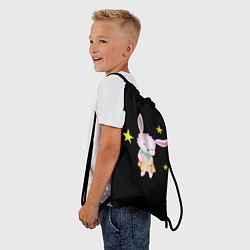 Рюкзак-мешок Крольчонок танцует со звёздами на чёрном фоне, цвет: 3D-принт — фото 2