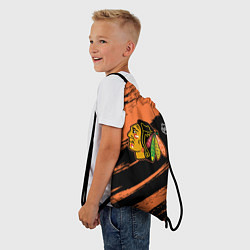 Рюкзак-мешок Чикаго Блэкхокс - фон с оранжевыми потертостами, цвет: 3D-принт — фото 2