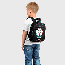 Детский рюкзак Символ Black Clover в стиле glitch на темном фоне, цвет: 3D-принт — фото 2