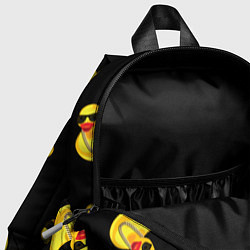 Детский рюкзак Жёлтая уточка в в темных очках и цепочке на черном, цвет: 3D-принт — фото 2