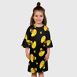 Платье клеш для девочки Жёлтая уточка в в темных очках и цепочке на черном, цвет: 3D-принт — фото 2