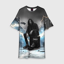 Детское платье Bones на фоне молний