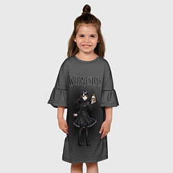 Платье клеш для девочки Уэнсдей в стиле аниме стоит и держит пузырек с ядо, цвет: 3D-принт — фото 2