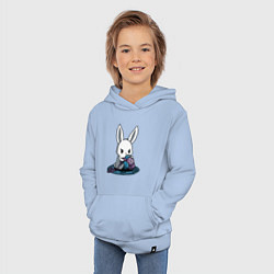 Толстовка детская хлопковая Зайчонок обнял клубки The bunny hugged the balls, цвет: мягкое небо — фото 2