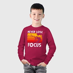 Лонгслив хлопковый детский Never lose focus, цвет: маджента — фото 2