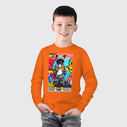 Лонгслив хлопковый детский Уличный котёнок хулиган на фоне граффити - нейросе, цвет: оранжевый — фото 2