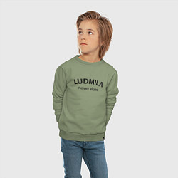 Свитшот хлопковый детский Ludmila never alone - motto, цвет: авокадо — фото 2