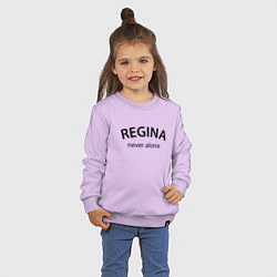 Свитшот хлопковый детский Regina never alone - motto, цвет: лаванда — фото 2