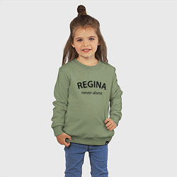 Свитшот хлопковый детский Regina never alone - motto, цвет: авокадо — фото 2