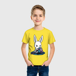 Футболка хлопковая детская Зайчонок обнял клубки The bunny hugged the balls, цвет: желтый — фото 2