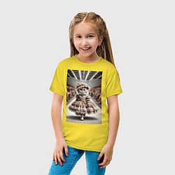 Футболка хлопковая детская Милая винтажная кошка на подиуме в винтажном плать, цвет: желтый — фото 2