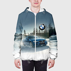 Куртка с капюшоном мужская Крутая бэха мчится по лесной дороге, цвет: 3D-белый — фото 2