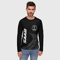 Лонгслив мужской Saab speed на темном фоне со следами шин: надпись,, цвет: 3D-принт — фото 2